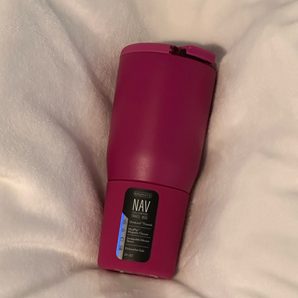Brumate 25oz Nav in Dragonfruit